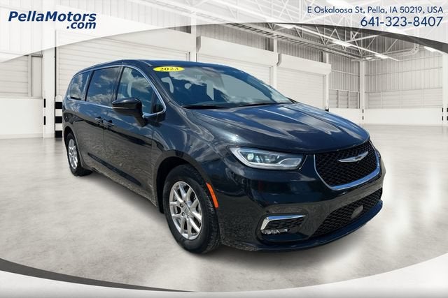 2023 Chrysler Pacifica Touring L in Black - Brilliant Black Crystal Pearl Coat — front three-quarter view